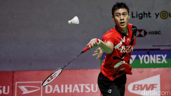 Pemain tunggal putra Indonesia, Shesar Hiren Rhustavito mengalahkan wakil India, Kidambi Srikanth. Vito pun melaju ke 16 besar Indonesia Masters 2023.