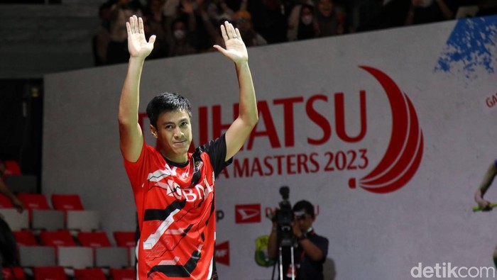 Pemain tunggal putra Indonesia, Shesar Hiren Rhustavito mengalahkan wakil India, Kidambi Srikanth. Vito pun melaju ke 16 besar Indonesia Masters 2023.
