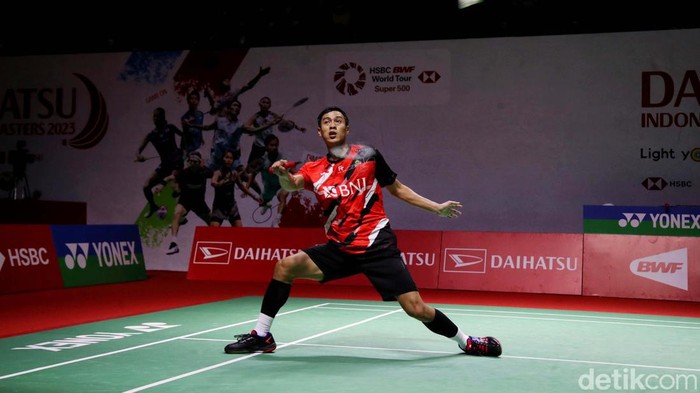 Pemain tunggal putra Indonesia, Shesar Hiren Rhustavito mengalahkan wakil India, Kidambi Srikanth. Vito pun melaju ke 16 besar Indonesia Masters 2023.