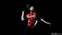 Shesar Hiren Rhustavito melakukan smash saat bertanding melawan tunggal putra India Kidambi Srikanth pada babak penyisihan Indonesia Masters, Istora Senayan, Jakarta, Rabu (25/1/2023).