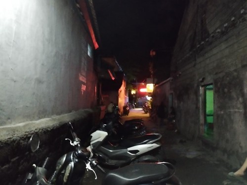 Sebuah lorong yang digunakan untuk parkir sepeda motor di Lokalisasi Danau Tempe Denpasar.