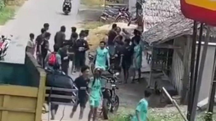 Pelajar SMA di Kabupaten Luwu, Sulawesi Selatan (Sulsel) terlibat tawuran hingga saling serang dengan melempar batu.