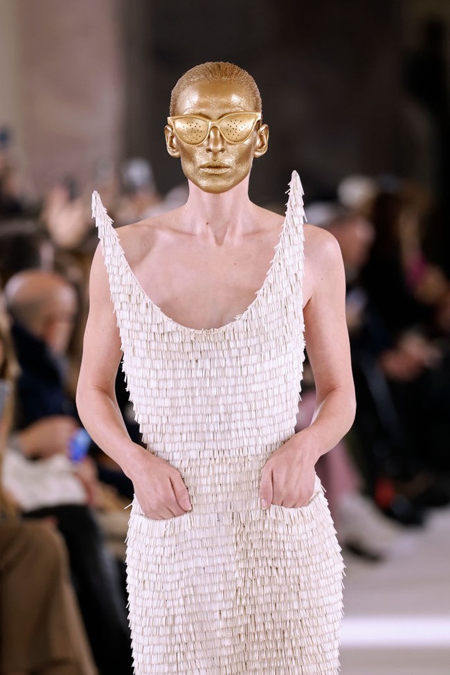 Maggie Maurer jadi salah satu model yang tampil membawakan koleksi busana Schiaparelli Spring 2023. Foto: Getty Images/Estrop