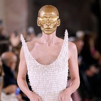 Maggie Maurer jadi salah satu model yang tampil membawakan koleksi busana Schiaparelli Spring 2023. Foto: Getty Images/Estrop