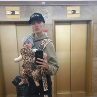 Untuk itu Maggie Maurer membawa serta anaknya ke lokasi fashion show di Paris, Prancis, demi memenuhi kebutuhan ASI Nora-Jane. Foto: Instagram/@maggiejoymaurer