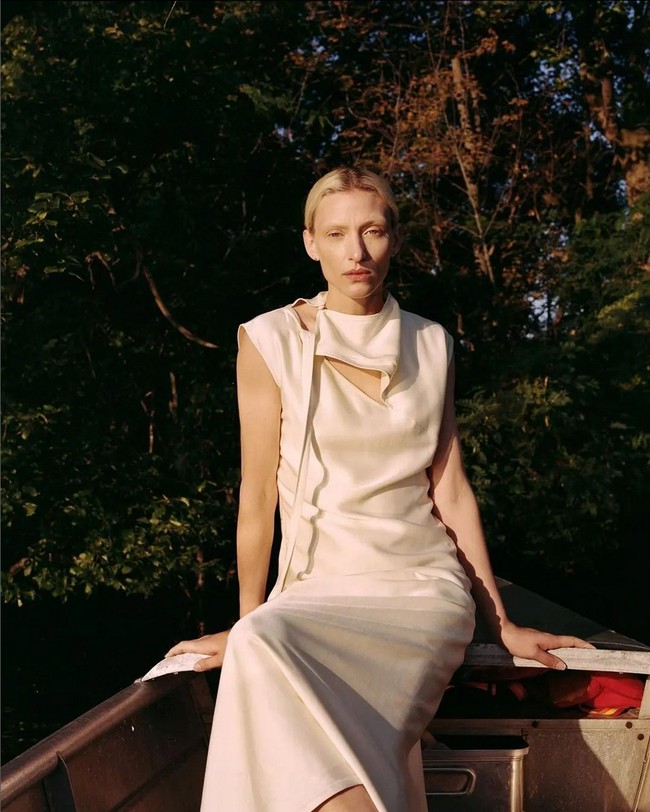 Maggie Maurer merupakan model dengan jam terbang tinggi sejak 2013. Wanita dengan tinggi badan 179 cm ini sudah eksis di runway berbagai brand fashion ternama seperti Calvin Klein, Missoni, Maison Martin Margiela, Rebecca Minkoff, hingga Jenny Packham. Foto: Instagram/@maggiejoymaurer