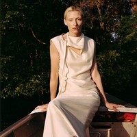 Maggie Maurer merupakan model dengan jam terbang tinggi sejak 2013. Wanita dengan tinggi badan 179 cm ini sudah eksis di runway berbagai brand fashion ternama seperti Calvin Klein, Missoni, Maison Martin Margiela, Rebecca Minkoff, hingga Jenny Packham. Foto: Instagram/@maggiejoymaurer