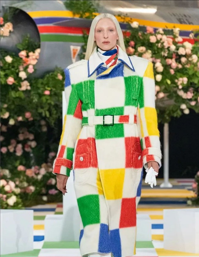 Wajahnya juga menghiasi sejumlah majalah gaya hidup populer seperti W Magazine, Glamour UK dan i-D Magazine. Foto: Instagram/@maggiejoymaurer