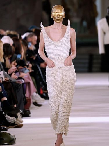 (HANYA UNTUK PENGGUNAAN EDITORIAL - Untuk penggunaan non-editorial, harap dapatkan izin dari rumah mode) Seorang model berjalan di landasan selama pertunjukan Schiaparelli Haute Couture Spring Summer 2023 sebagai bagian dari Paris Fashion Week pada 23 Januari 2023 di Paris, Prancis.