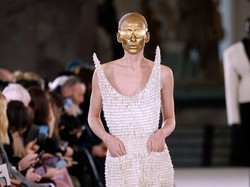 7 Potret Maggie Maurer, Model yang Viral Menyusui Anak di Paris Fashion Week