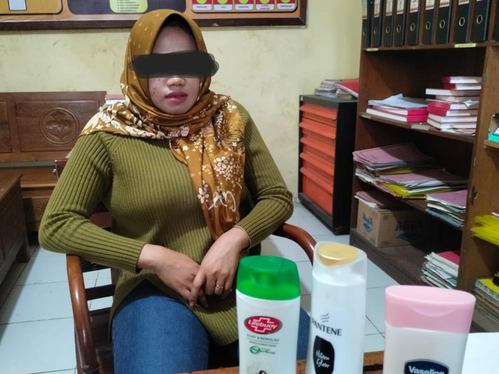 mahmud mencuri di minimarket di lamongan