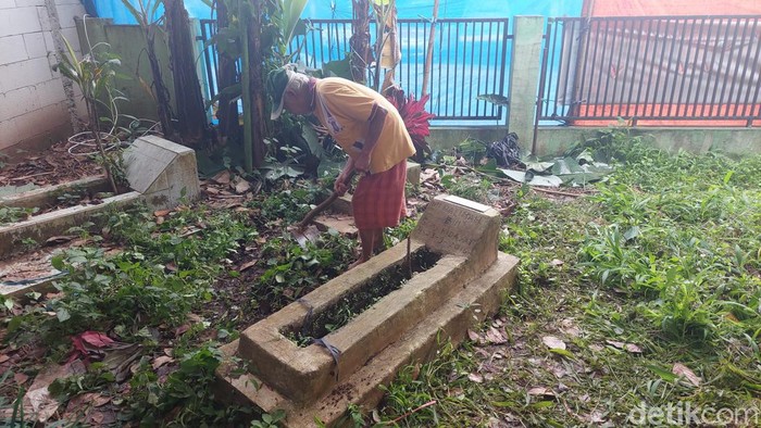 Makam Halimah, korban Wowon cs dibersihkan sebelum ekshumasi.