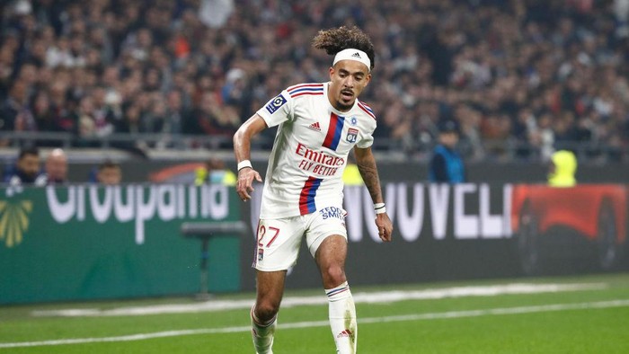 LYON, FRANCE - NOVEMBER 11: Malo Gusto #27 of Olympique Lyonnais controls the ball during the Ligue 1 match between Olympique Lyonnais and OGC Nice at Groupama Stadium on November 11, 2022 in Lyon, France. (Photo by Catherine Steenkeste/Getty Images)