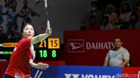 Gregoria semakin tak terbendung untuk unggul meyakinkan 11-3 saat interval. Ia bisa memenangi laga usai menuntaskan gim ketiga 21-11.