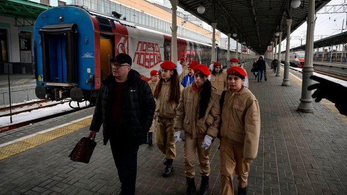 Visitors tour the Victory Train - an immersive train-based moving exhibition dedicated to World War Two, at Moscow's Belorussky railway station on January 23, 2023. (Photo by Natalia KOLESNIKOVA / AFP) (Photo by NATALIA KOLESNIKOVA/AFP via Getty Images)
