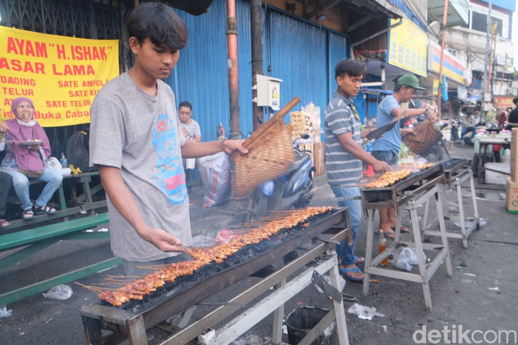 Pasar Lama Tangerang dikenal dengan kawasan kuliner yang memiliki beragam pilihan makanan. Salah satunya kuliner legendaris ini, Sate H. Ishak.