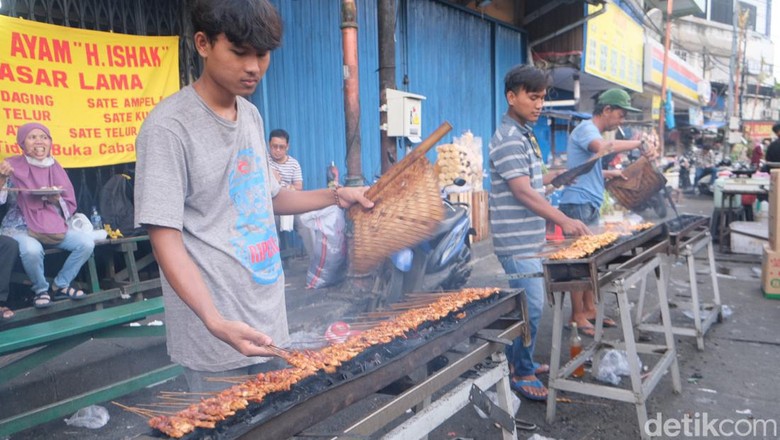 Pasar Lama Tangerang dikenal dengan kawasan kuliner yang memiliki beragam pilihan makanan. Salah satunya kuliner legendaris ini, Sate H. Ishak.