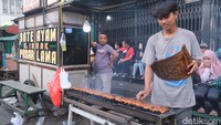 Setiap harinya Sate H. Ishak menjual 5 ribu hingga 6 ribu tusuk di hari biasa, tetapi untuk akhir pekan atau hari libur bisa menghabiskan sekitar 8 ribu tusuk perharinya.