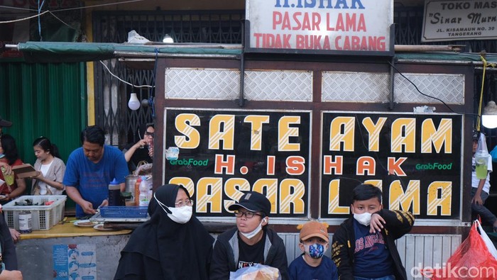Pasar Lama Tangerang dikenal dengan kawasan kuliner yang memiliki beragam pilihan makanan. Salah satunya kuliner legendaris ini, Sate H. Ishak.