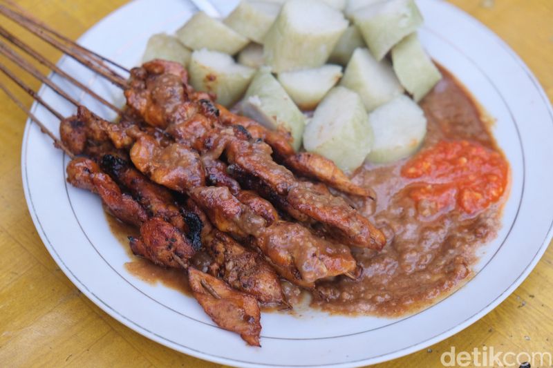 Pasar Lama Tangerang terkenal sebagai kawasan kuliner dengan beragam pilihan makanan.  Salah satunya kuliner legendaris ini, Sate H. Ishak.