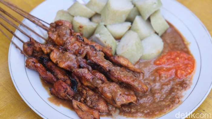 Pasar Lama Tangerang dikenal dengan kawasan kuliner yang memiliki beragam pilihan makanan. Salah satunya kuliner legendaris ini, Sate H. Ishak.