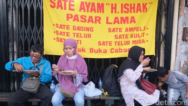 Pasar Lama Tangerang dikenal dengan kawasan kuliner yang memiliki beragam pilihan makanan. Salah satunya kuliner legendaris ini, Sate H. Ishak.