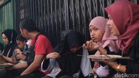 Tekstur telur yang lembut, ditambah bumbu kacang yang kaya rasa, lumer dan blend dimulut para pelanggan yang mencicipi kuliner tersebut. Sebuah hidangan unik yang jarang kami temui di pedagang sate lainnya.