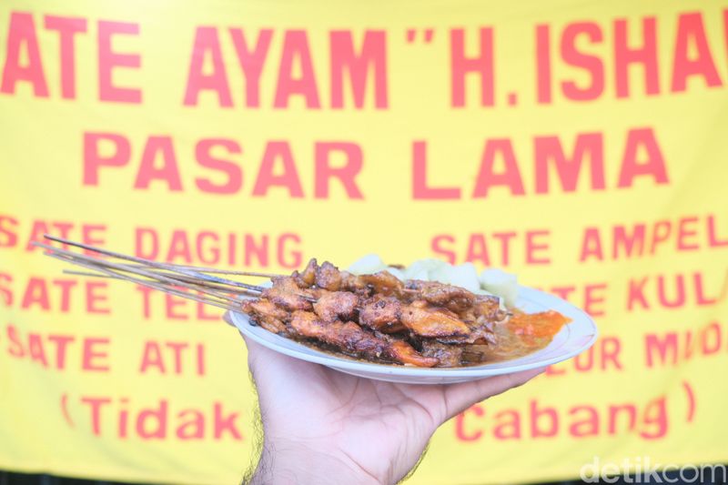 Pasar Lama Tangerang dikenal dengan kawasan kuliner yang memiliki beragam pilihan makanan. Salah satunya kuliner legendaris ini, Sate H. Ishak.