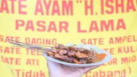 Menunya cukup beragam, ada Daging ayam, Telur, Ati, Ampela, Kulit, hingga Telur muda atau uritan. Sedangkan untuk harganya variatif berkisar Rp 20 ribu hingga Rp 50 ribu.