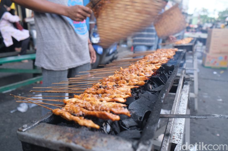 Pasar Lama Tangerang dikenal dengan kawasan kuliner yang memiliki beragam pilihan makanan. Salah satunya kuliner legendaris ini, Sate H. Ishak.