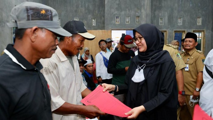 Menginap di Desa Ujung Utara Banyuwangi, Bupati Ipuk Geber Layanan Hingga Malam Hari