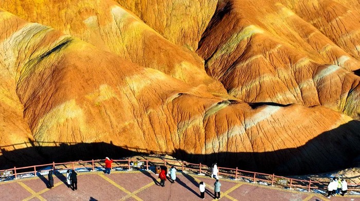 Gunung merupakan salah satu wisata yang mempunyai pemandangan begitu indah. Salah satunya gunung pelangi yang ada di Zhangye, China.