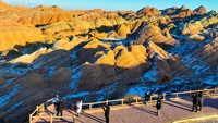Sebelum terkenal seperti sekarang, untuk masuk ke area Gunung Pelangi, traveler tidak akan dipungut biaya sepeser pun alias gratis. Namun sekarang, kawasan Gunung Pelangi sudah dikelola jadi objek wisata yang sangat bagus dan tertata rapi.  
