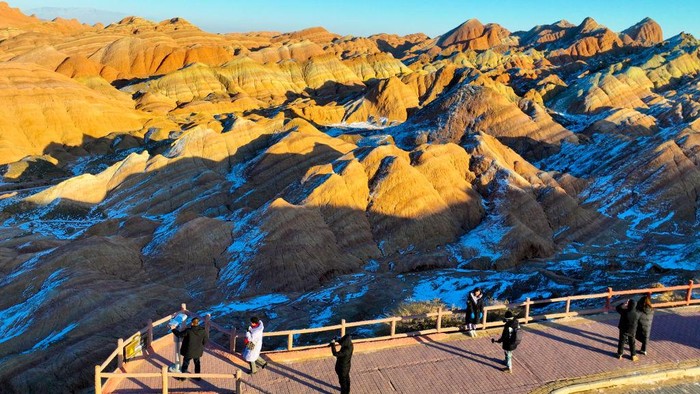 Menikmati Keindahan Gunung Pelangi di China Gunung merupakan salah satu wisata yang mempunyai pemandangan begitu indah. Salah satunya gunung pelangi yang ada di Zhangye, China.