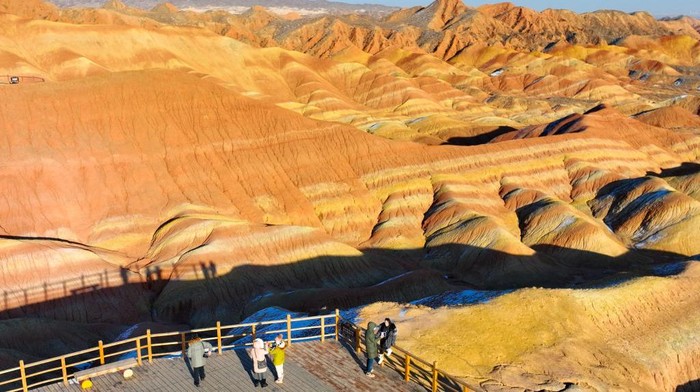 Menikmati Keindahan Gunung Pelangi di China Gunung merupakan salah satu wisata yang mempunyai pemandangan begitu indah. Salah satunya gunung pelangi yang ada di Zhangye, China.