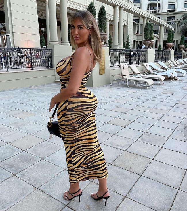 Merasa bersalah, Michelle menyampaikan permintaan maaf kepada mereka. Itu adalah hal tersulit, para pria mengirim DM, menghina dan mengancamku. Mereka membuatku merasa takut. Aku bilang pada mereka, aku minta maaf tapi tidak ada yang bisa dilakukan untuk mengubah masa lalu. Jika kamu merasa begitu, itu perasannmu. Lalu aku blokir mereka, ungkap Michelle. Foto: Instagram Michelle Alexandra