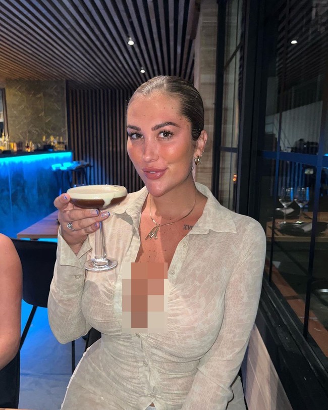 Karena itu, Michelle mengaku takut untuk kembali ke Inggris. Meski sudah memblokir akun orang-orang yang mengancamnya, Michelle khawatir ia akan bertemu mereka atau secara sengaja dicari. Aku sudah memblokir mereka yang mengirimiku pesan mengancam tapi jika mereka terus melakukannya, aku terpaksa akan lapor polisi, tuturnya. Foto: Instagram Michelle Alexandra