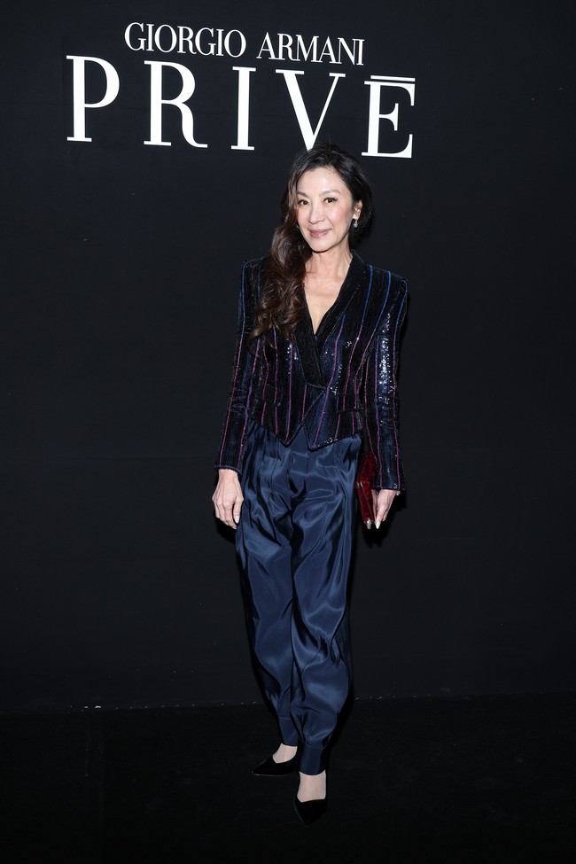 Michelle Yeoh berada di Paris Fashion Week saat namanya diumumkan sebagai salah satu nomine Oscars. Tampil from head to toe dengan busana rancangan Giorgio Armani, perempuan 60 tahun itu eksis dalam balutan blouse berpotongan blazer 80-an dengan sequin yang mengilap dan celana panjang kerut nan elegan. (Foto: Pascal Le Segretain/Getty Images)