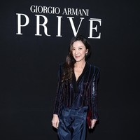 Michelle Yeoh berada di Paris Fashion Week saat namanya diumumkan sebagai salah satu nomine Oscars. Tampil from head to toe dengan busana rancangan Giorgio Armani, perempuan 60 tahun itu eksis dalam balutan blouse berpotongan blazer 80-an dengan sequin yang mengilap dan celana panjang kerut nan elegan. (Foto: Pascal Le Segretain/Getty Images)