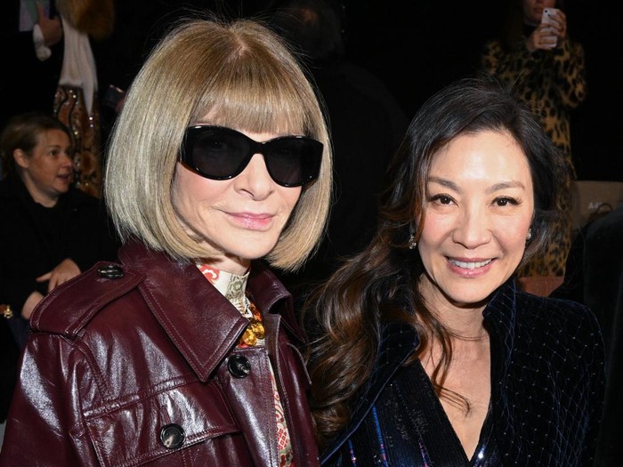 Michelle Yeoh di Fashion Show Armani Prive 2023 PARIS, FRANCE - JANUARY 24: (EDITORIAL USE ONLY - For Non-Editorial use please seek approval from Fashion House) Anna Wintour and Michelle Yeoh attend the Giorgio Armani Prive Haute Couture Spring Summer 2023 show as part of Paris Fashion Week on January 24, 2023 in Paris, France. (Photo by Stephane Cardinale - Corbis/Corbis via Getty Images)