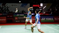 Apri/Fadia mendominasi permainan sebelum memetik kemenangan dengan skor 21-14, 21-9.  