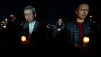 Suasana duka pun semakin terasa saat mereka berdoa untuk para korban.