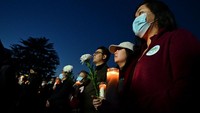 Penghormatan terakhir dilakukan di depan Balai kota di Monterey Park, California, Selasa (24/1/2023).