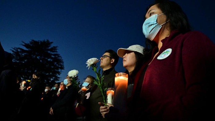 Momen Penghormatan Terakhir untuk Korban Penembakan Massal di California Penembakan massal di California meninggalkan duka yang mendalam. Ini momen penghormatan terakhir untuk para korban di depan Balai Kota California.