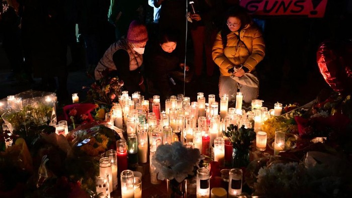 Penembakan massal di California meninggalkan duka yang mendalam. Ini momen penghormatan terakhir untuk para korban di depan Balai Kota California.