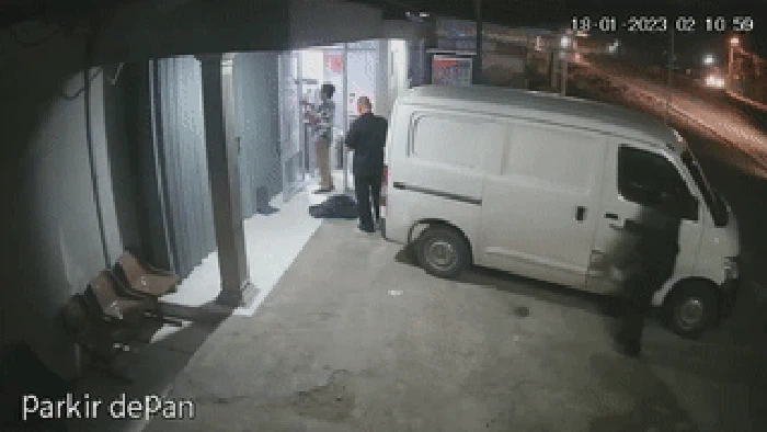 Momen Petugas Lengah Berujung Mobil Pengantar Duit ATM Dicuri di Subang