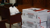 Berkas pembelaan Putri Candrawathi tampak sangat tebal.
