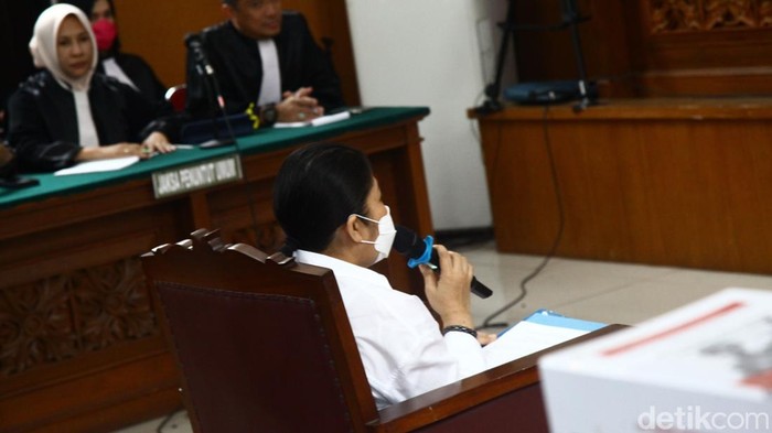 Istri mantan Kadiv Propam Polri Ferdy Sambo, Putri Candrawathi, membacakan nota pembelaan atau pleidoi. Begini momennya.