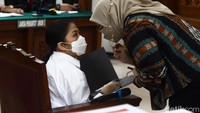 Sebelumnya Putri dituntut 8 tahun penjara. Putri diyakini jaksa bersama-sama dengan Ferdy Sambo dkk melakukan pembunuhan berencana Brigadir N Yosua Hutabarat.