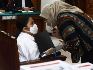 Air Mata Putri Candrawathi Saat Cerita Ancaman Yosua